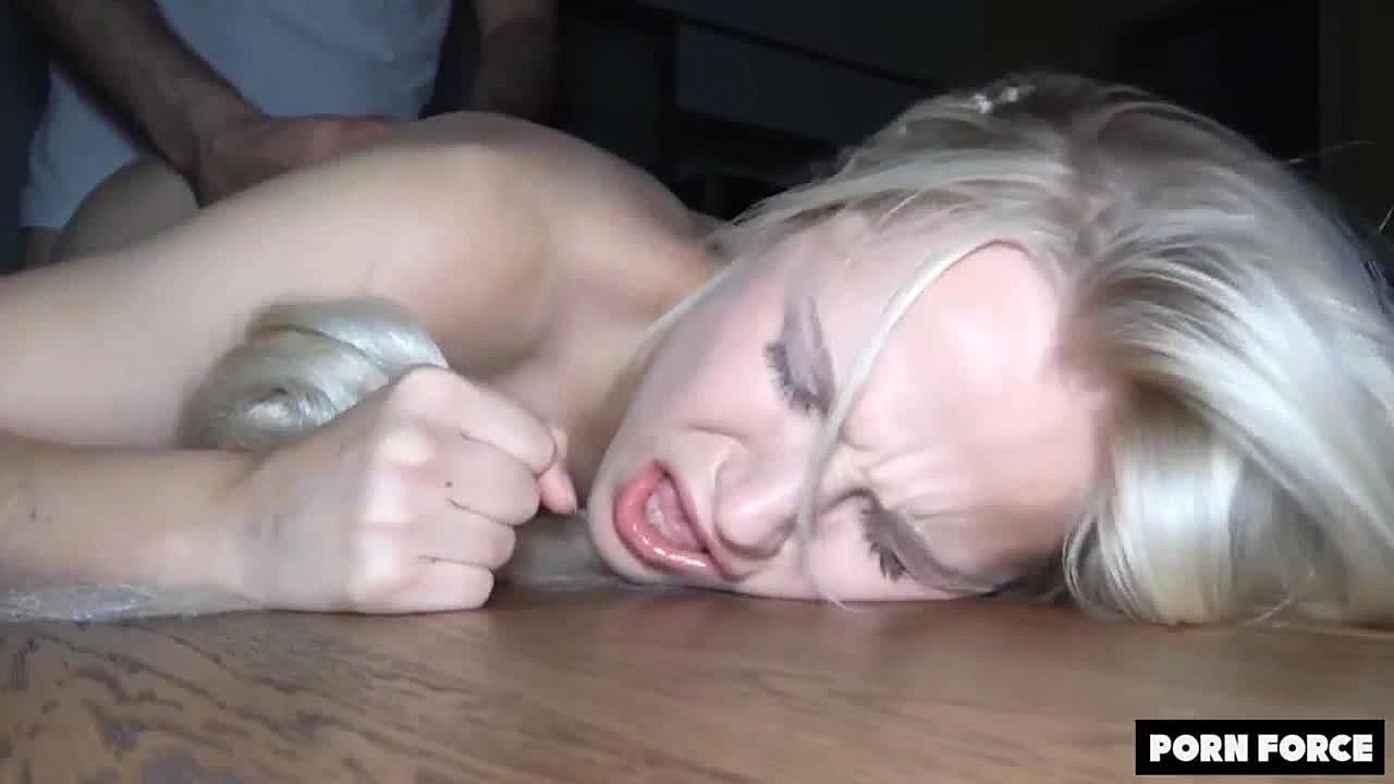 En ung student upplever hård doggystyle och analsex i en hemlagad video Foto bild